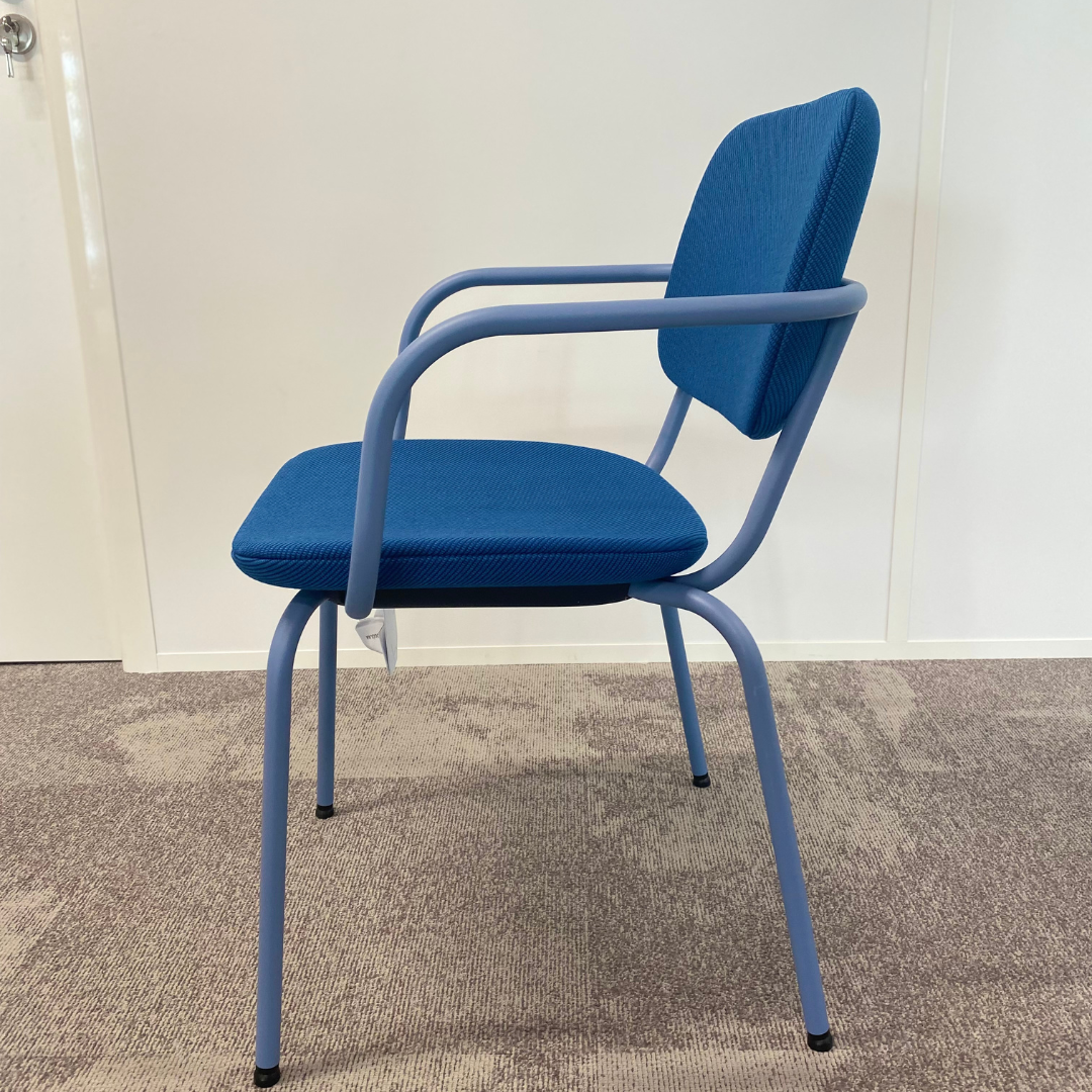 Chaise Normo 4 pieds avec accoudoirs bleu marine