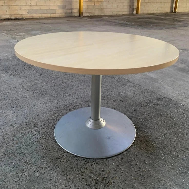 Très belle table ronde Steelcase de 110 cm de diamètre