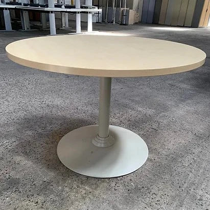 Table ronde plateau bois clair pied gris STEELCASE