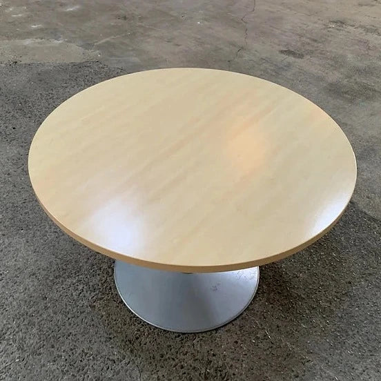 Très belle table ronde Steelcase de 110 cm de diamètre