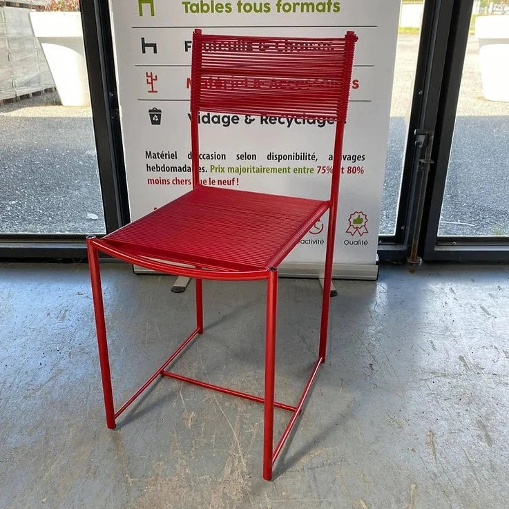 Chaise en fil plastique tendu design