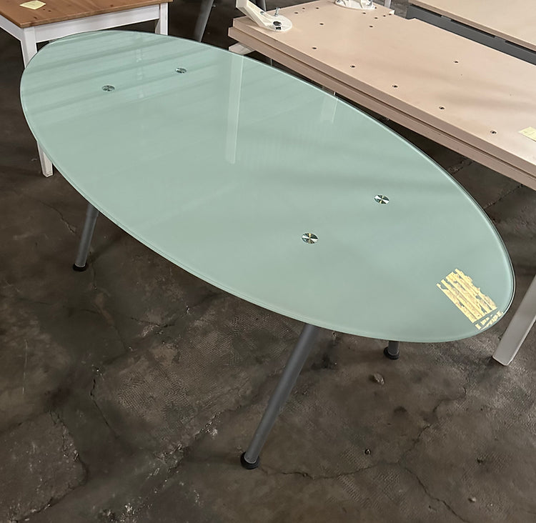 Table en verre ovale avec pieds réglables