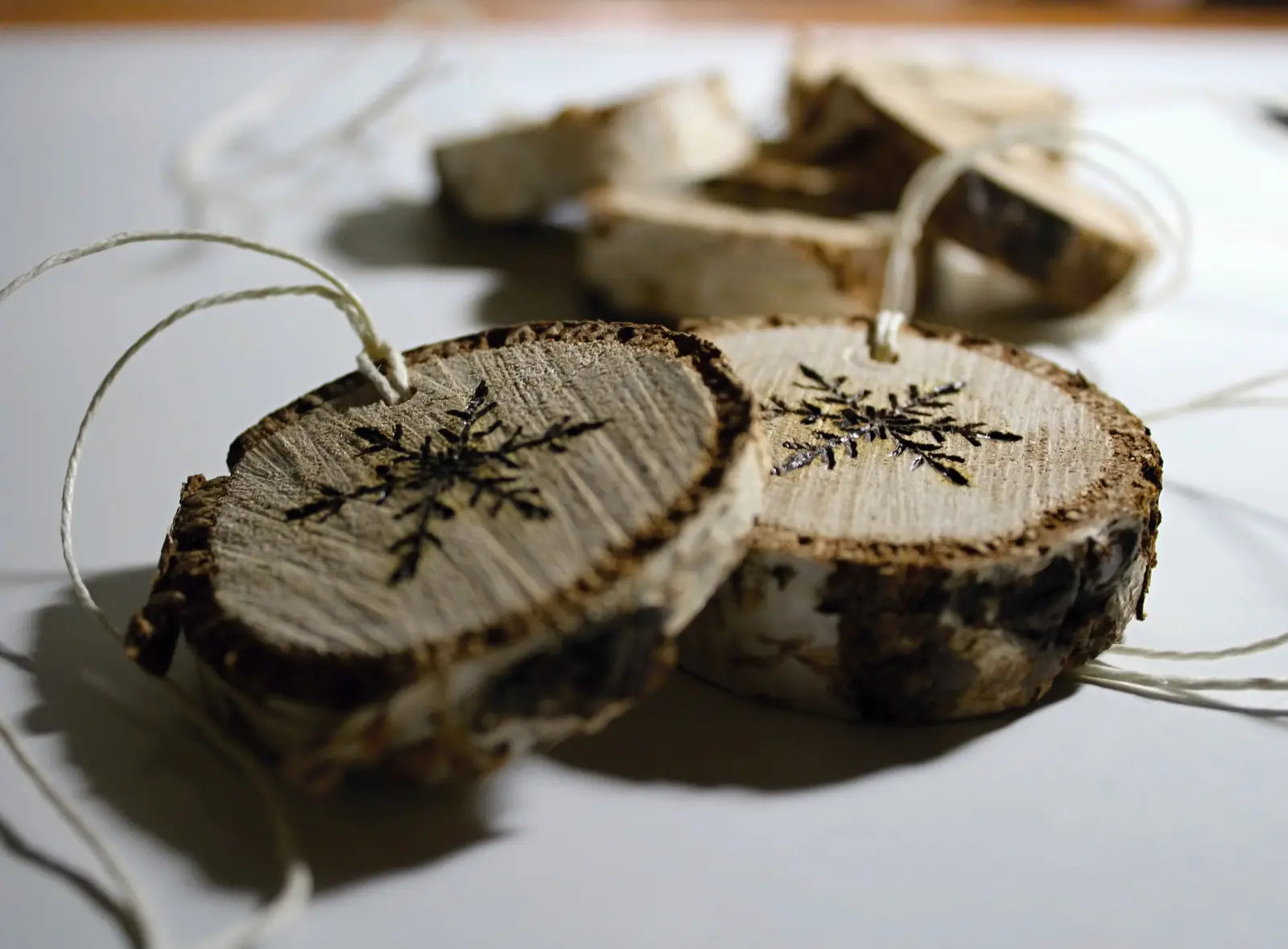 Créer des décorations de Noël en bois