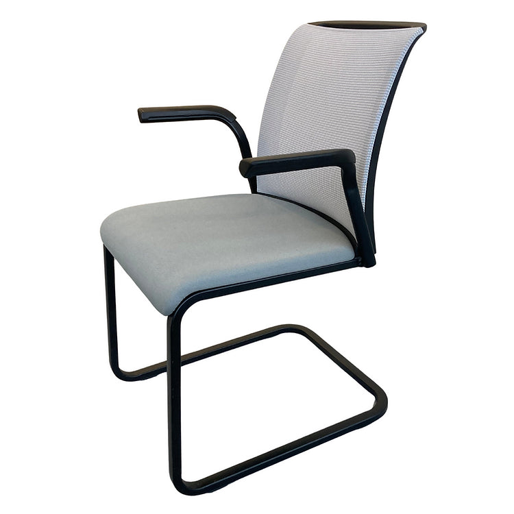 Chaise visiteur design avec accoudoirs Steelcase